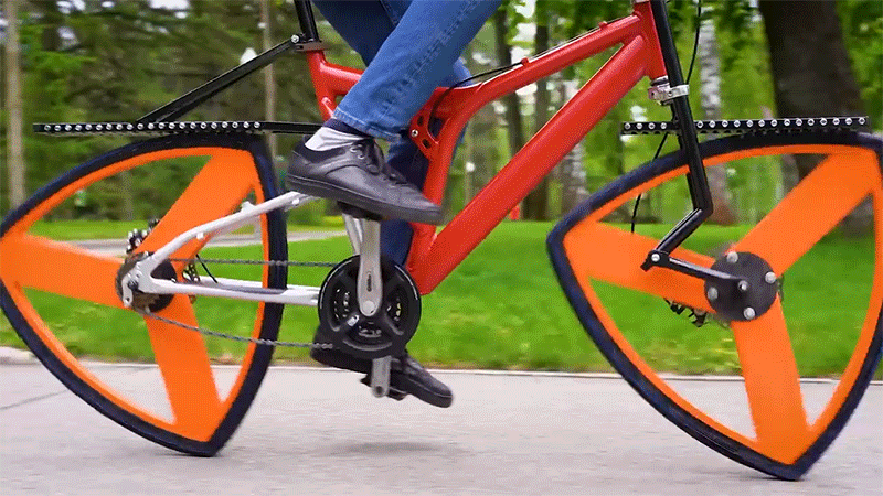 Bicicletta con ruote triangolari in azione